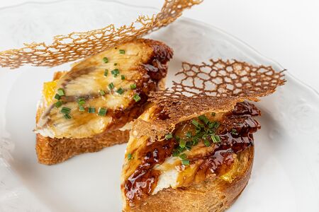 Брускетта с угрем 