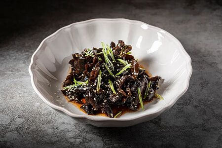 Маринованные древесные грибы, зеленый лук, кунжут