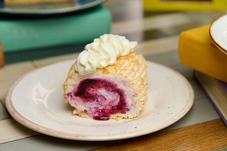 Меренговый рулет с нежным кремом