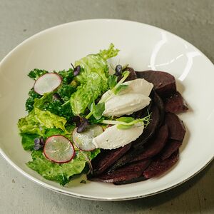Салат с печеной свеклой, миндальной рикоттой, дегидрированными семенами тыквы