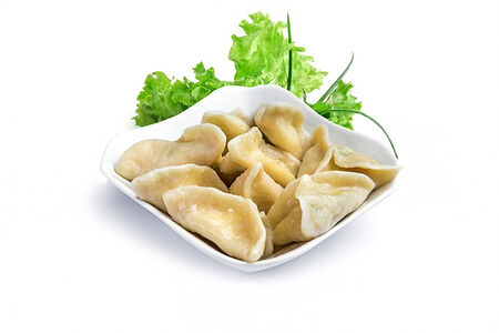 Отварные вареники с сыром и зеленым луком