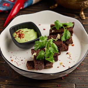 Гренки с чесноком и домашним соусом из базилика