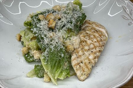 Салат Цезарь с курицей