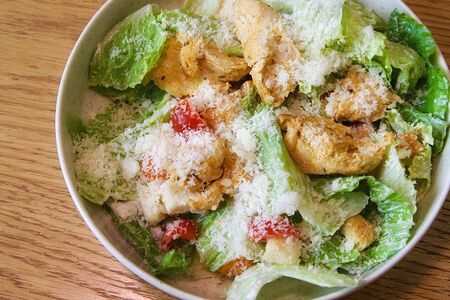 Салат Цезарь с курицей