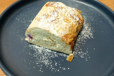 Меренговый рулет со смородиной