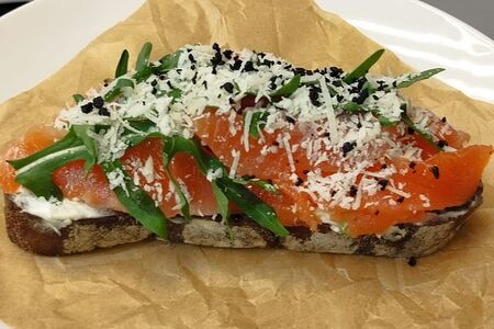 Брускетта с лососем