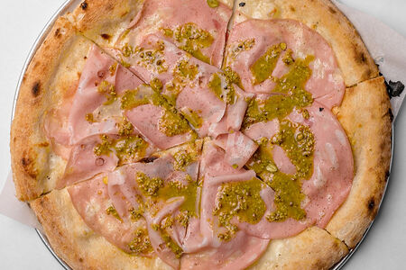 Пицца Мортаделла с фисташками