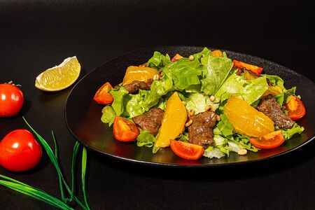 Теплый салат с говядиной