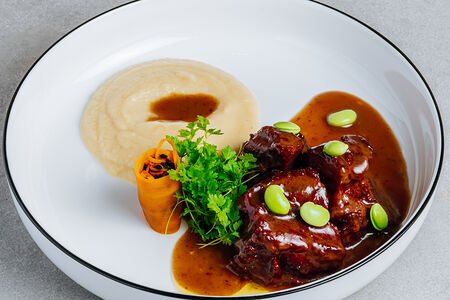 Говяжьи щечки с пюре из сельдерея с морковью