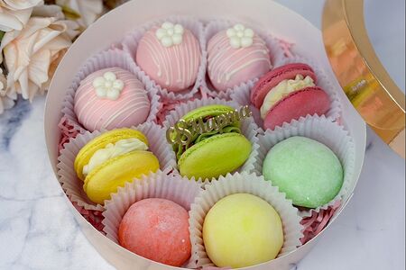  Пирожные ассорти в красивой коробочке с 8 марта