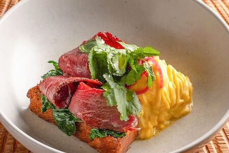 Бенедикт с пастрами