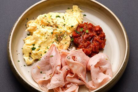 Скрембл с айваром и мортаделлой 