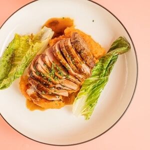 Утиное филе с пюре из батата и романо