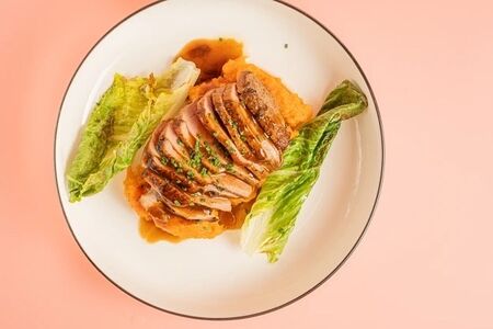 Утиное филе с пюре из батата и романо