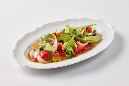 Крудо из тунца с молодым зеленым горошком и томатами