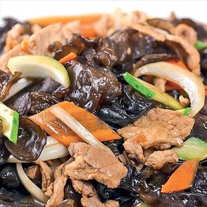 Древесные грибы, обжаренные со свининой