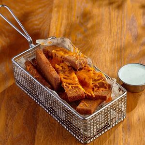 Гренки с сыром и чесночным соусом