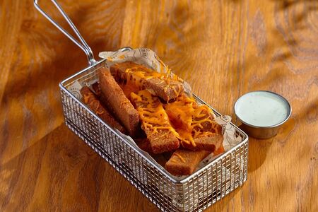 Гренки с сыром и чесночным соусом