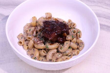 Паста со щекой и грибами
