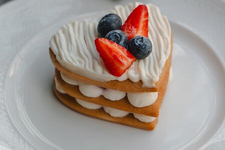 Медовик с вишневой прослойкой и свежими ягодами 