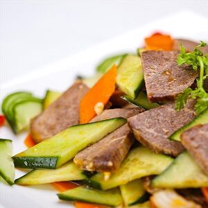 Салат из говядины с огурцом