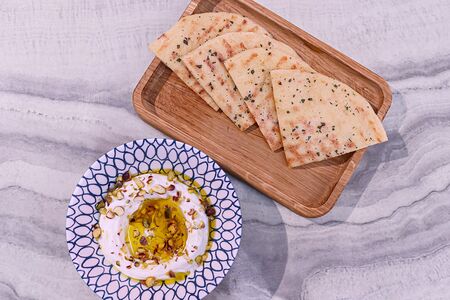 Лабне, мёд, фисташка, лепёшка