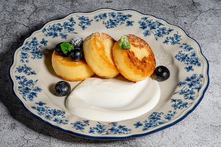 Сырники со сметаной и ягодами