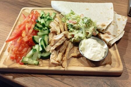 Шаверма BBQ на тарелке с говядиной