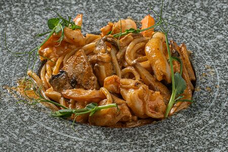 Том ям с креветками и кальмарами