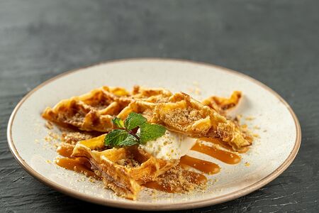 Бельгийские вафли с кремом и ореховым пралине