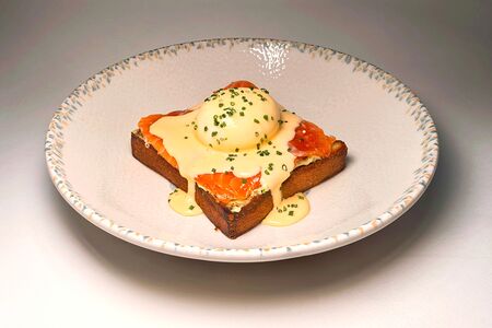 Бенедикт, лосось, мятый авокадо