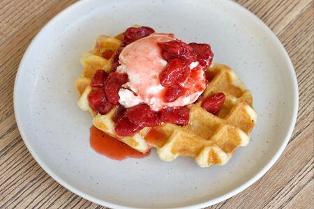 Вафля с рикоттой и клубникой