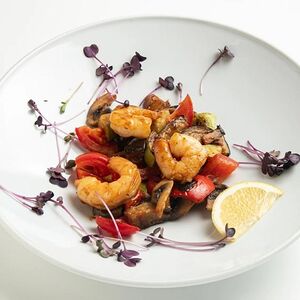 Теплый салат с овощами и креветкой в устричном соусе