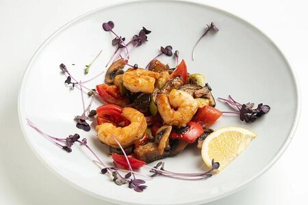 Теплый салат с овощами и креветкой в устричном соусе