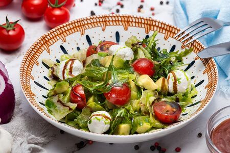 Зеленый салат с мини-моцареллой