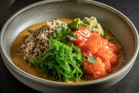 Боул с лососем и киноа