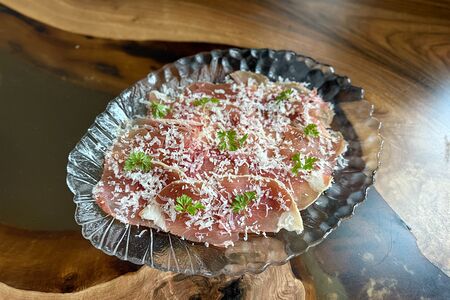 Пармская ветчина с грушей и трюфельной карамелью