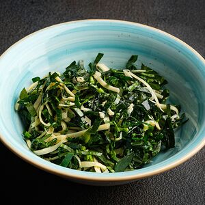 Салат со шпинатом и телятиной