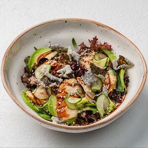 Салат с копчёным угрем и авокадо 