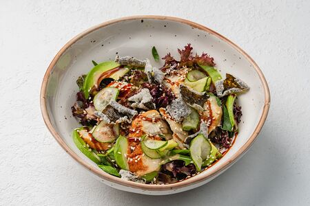 Салат с копчёным угрем и авокадо 