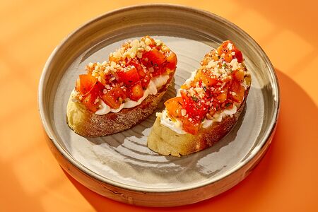 Брускетта с помидорами