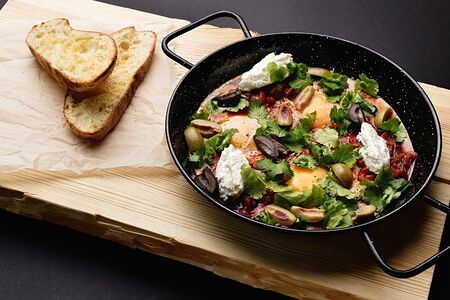 Шакшука с печеным перцем и молодым сыром 