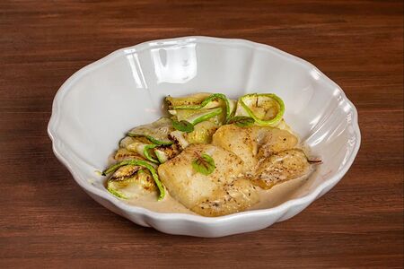 Филе трески с кабачками в сливочно-трюфельном соусе