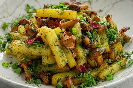 Жареная картошка по-домашнему с лисичками и сметаной