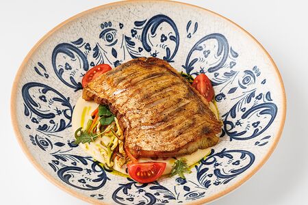 Судак с овощами и сливочным соусом