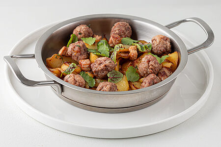 Жаркое с фрикадельками из мраморной говядины и цыпленком