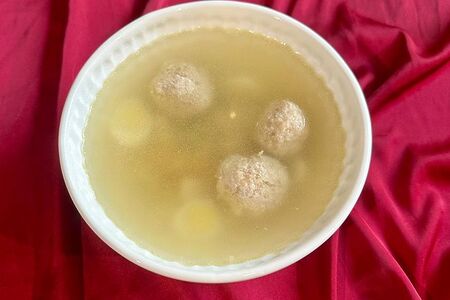 Бульон с цветной лапшой