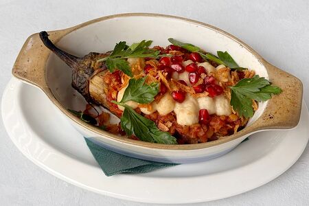 Запечённый баклажан с чечевицей и веган-моцареллой