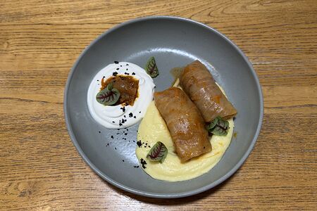 Домашние голубцы с мясом, сырным картофельным пюре и пряной сметаной