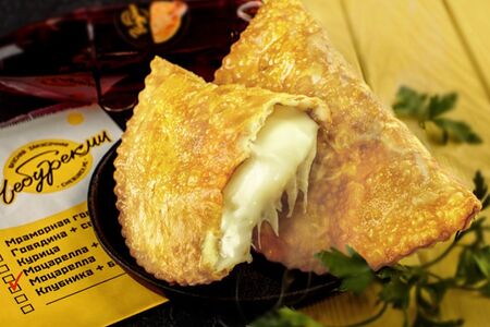 Чебурек с моцареллой